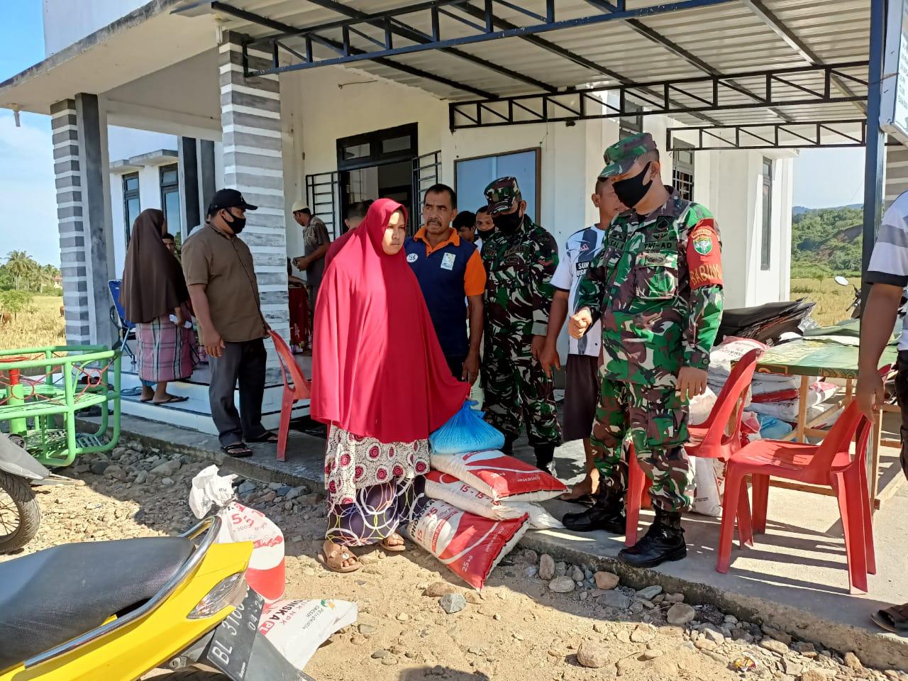 Babinsa Setia Dampingi Penyaluran Bantuan Pupuk Dana Desa