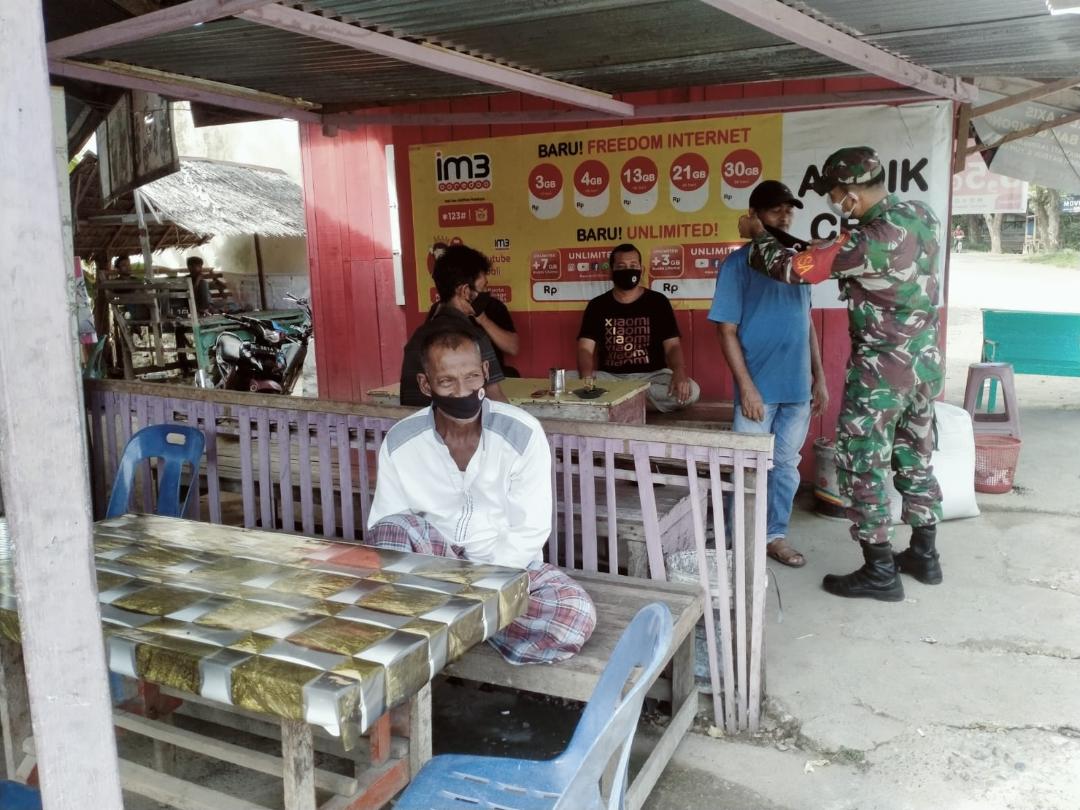 Peduli Protkes, Babinsa Indra Jaya Bagikan Masker Dan Ajak Warga Vaksinasi