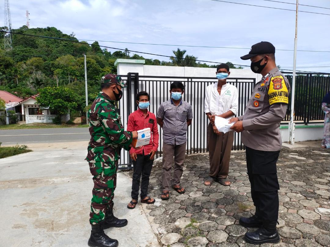 Terapkan Protkes, Babinsa setia bakti dan Bhabinkamtibmas bagikan masker