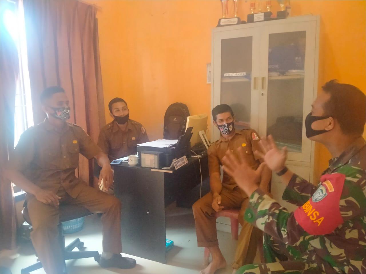 Ciptakan Hubungan Kerja yang baik Babinsa Koramil 05/Darul Makmur Laksanakan Komsos Dengan Aparat Desa
