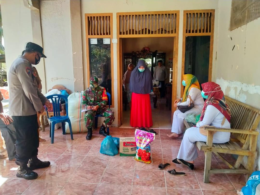Babinsa Koramil Kuala Salurkan Bantuan Sembako Kepada Masayarakat yang Laksanakan Isolasi Mandiri