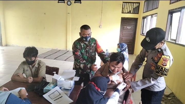 Babinsa Koramil 04/Sawang Monitoring Sekaligus Lakukan Pendampingan Vaksinasi Terhadap Siswa-Siswi SMA Sawang