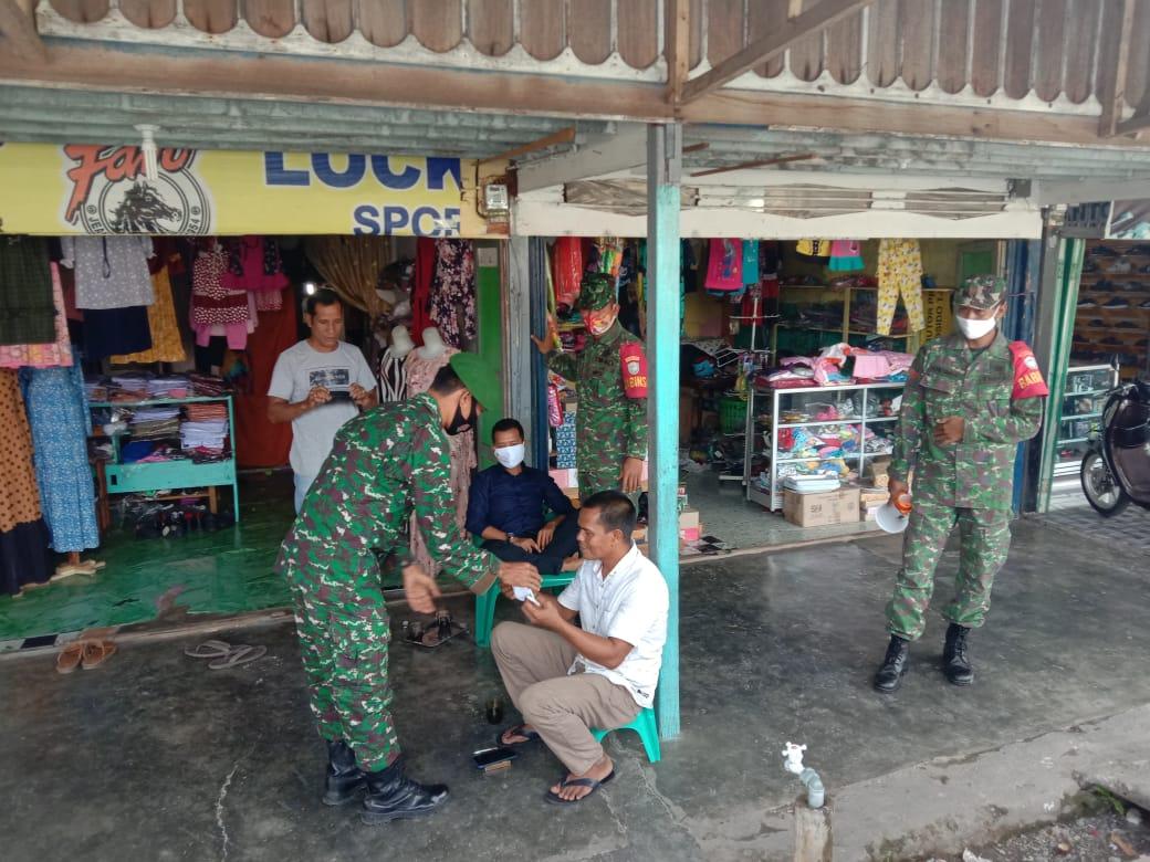 Antisipasi Penyebaran Covid-19, Babinsa Koramil Meukek Tidak Hentinya Himbau Warga Patuhi Protkse Sekaligus Bagi-Bagi Masker