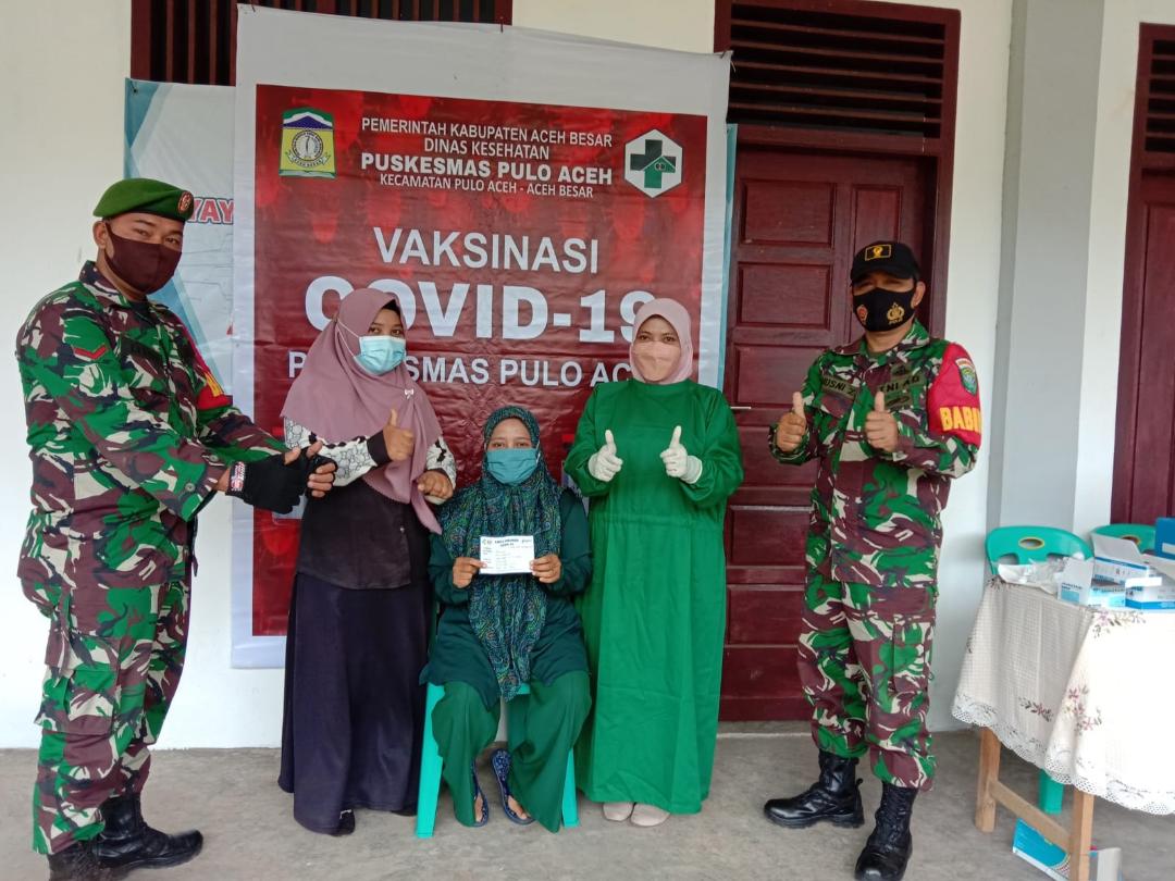 Personil Jajaran Kodim 0101/Aceh Besar Terus Dampingi Vaksinasi di Wilayah
