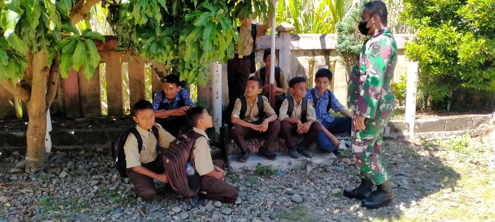 Sambangi Anak Sekolah, Serda Wahyuni Edukasi Pentingnya Protokol Kesehatan Guna Cegah Covid-19