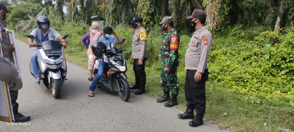 Tekan Angka Penyebaran Covid-19, Koramil dan Polsek Pasie Raja Gelar Operasi Yustisi dan PPKM di Jalan Lintas