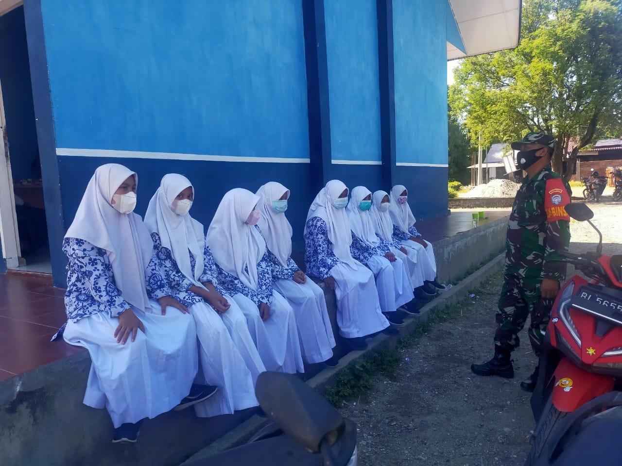 Dengan Cara Komsos Babinsa Posramil Tripa Makmur Kodim 0116/Nagan Raya Himbau Siswa Siswi untuk Mengikuti Program Vaksinasi