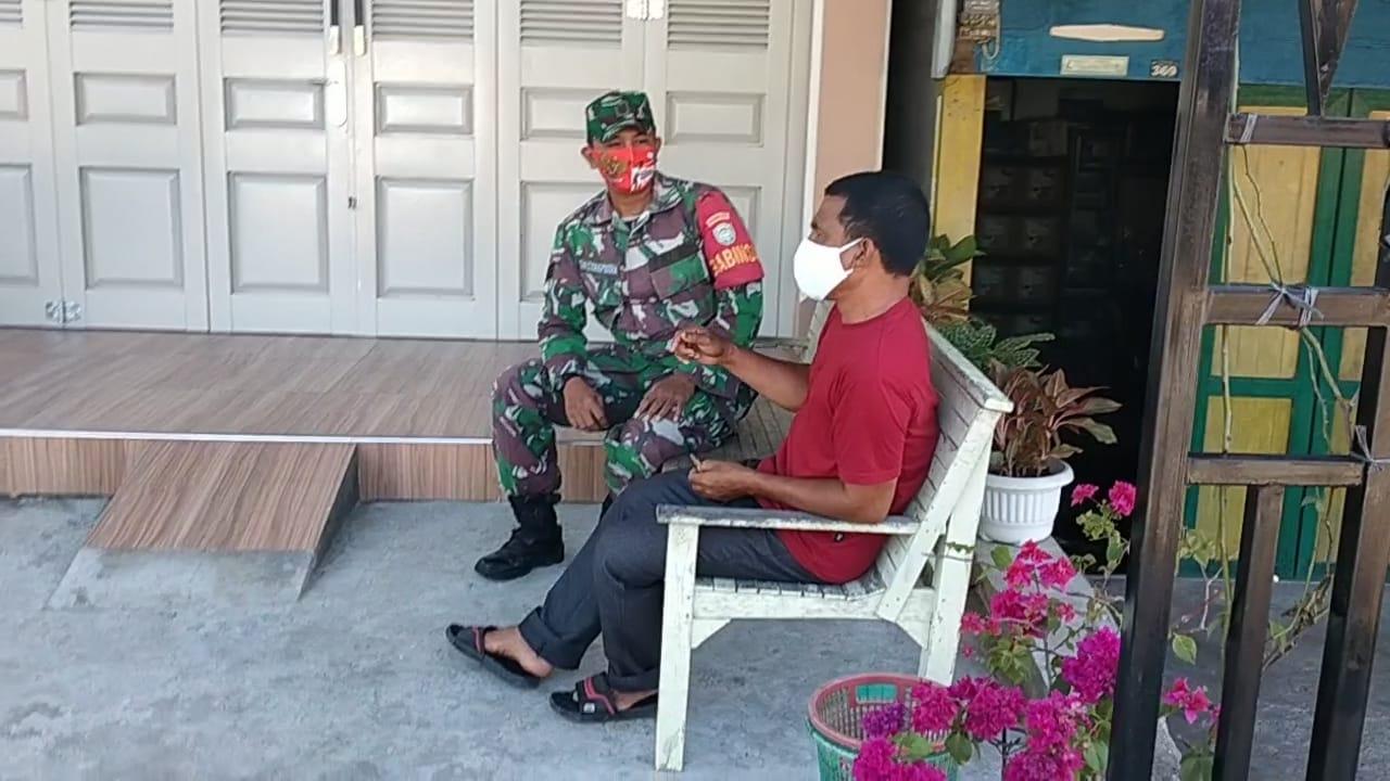 Sembari Pantau Wilayah, Babinsa Koramil 03/Meukek Jalin Silaturrahmi Dengan Masyarakat Desa Binaan