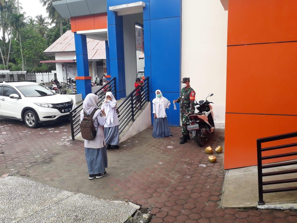 Cegah Covid-19, Babinsa Kluet Utara Pantau Penerapan Protkes di Rumah Sekolah
