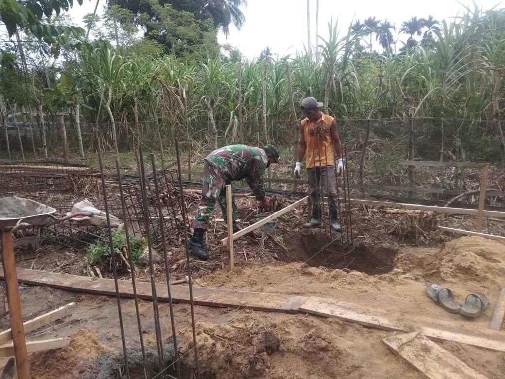 Mempererat Silaturahmi Babinsa Panga Bantu Warga Bangun Pondasi Rumah
