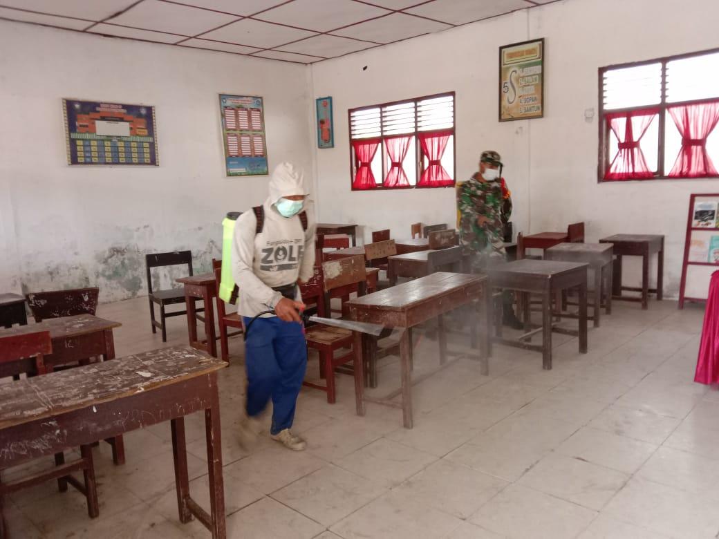 Cegah Covid-19 di Lingkungan Sekolah, Babinsa Bersama Dinas Terkait Lakukan Penyemprotan Disinfektan