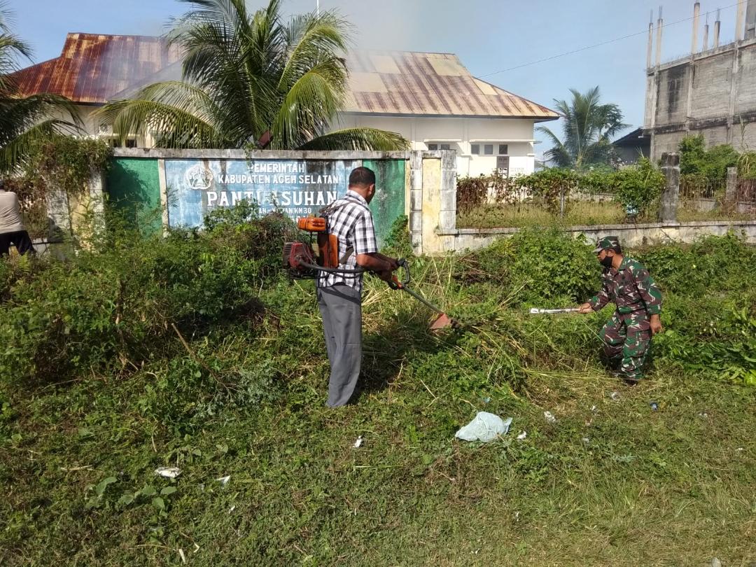 Personil Koramil 06/KU Bersama Muspika Gotong Royong Pembersihan di Yayasan Panti Asuhan Jambo Mayang