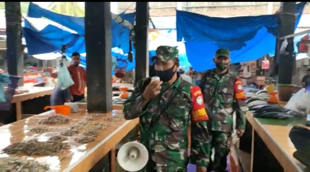 Memutus Penyebaran Virus Covid 19, TNI Sosialisasi Prokes di Pasar Tradisional.