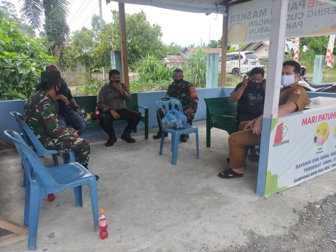 Babinsa Bersama Babinkamtibmas Memantau Pos PPKM Yang ada Wilayah Desa Binaanya