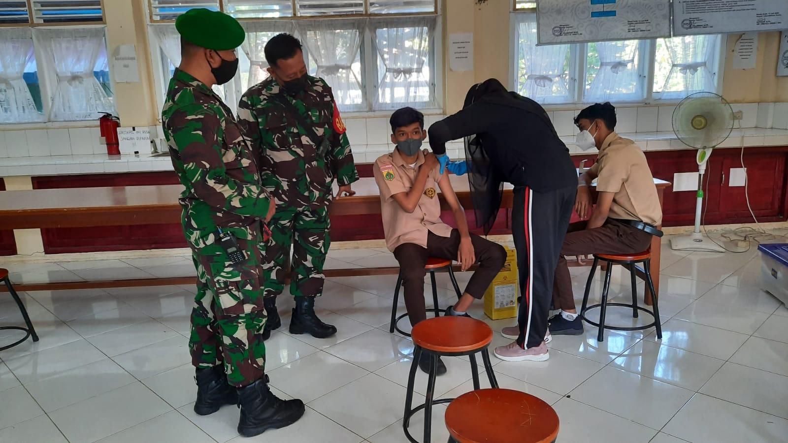Danposramil Banda Raya Dampingi Vaksinasi Kepada Pelajar