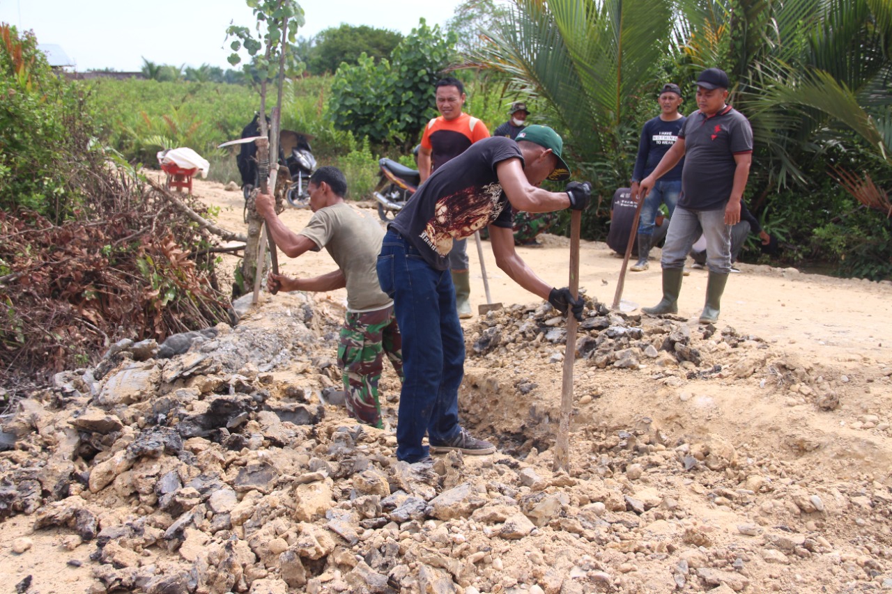 Satgas TMMD Bersama Warga Simpang Lhee Gotroy Bangun Gorong-gorong