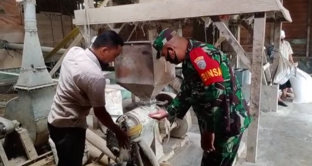 Babinsa koramil 14/ Rtp Melaksanakan pengecekan keserdiaan stok sembako di kilang padi Babinsa 14/Rtp Sambangi Penggilingan Padi