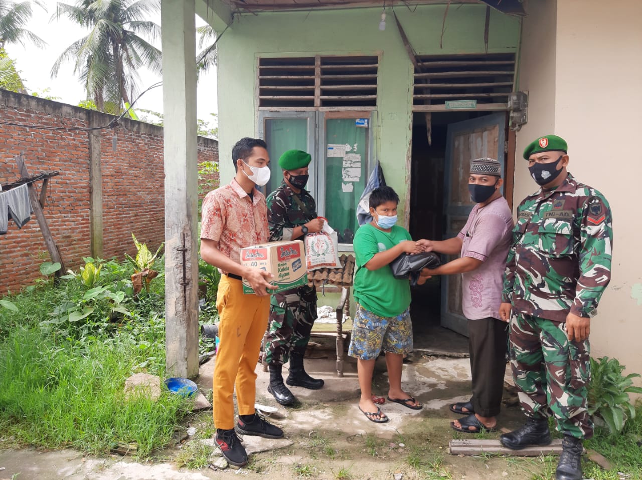 Gelar Kegiatan Rutin Jumat Berkah, Kodim 0104/Atim Bagikan Sembako Kepada Warga Terdampak Covid-19