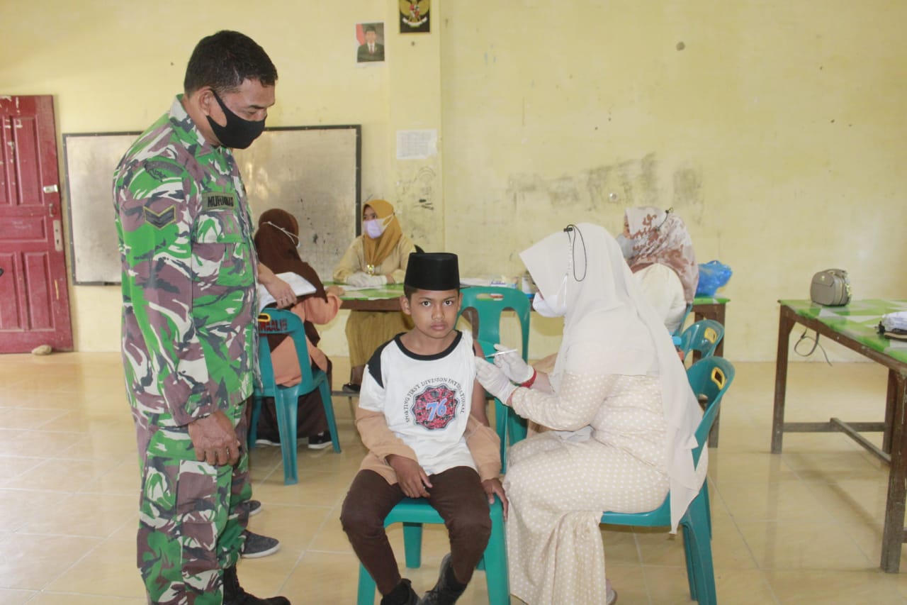 Babinsa Dampingi Pelaksanaan Vaksinasi Di Pondok Pesantren