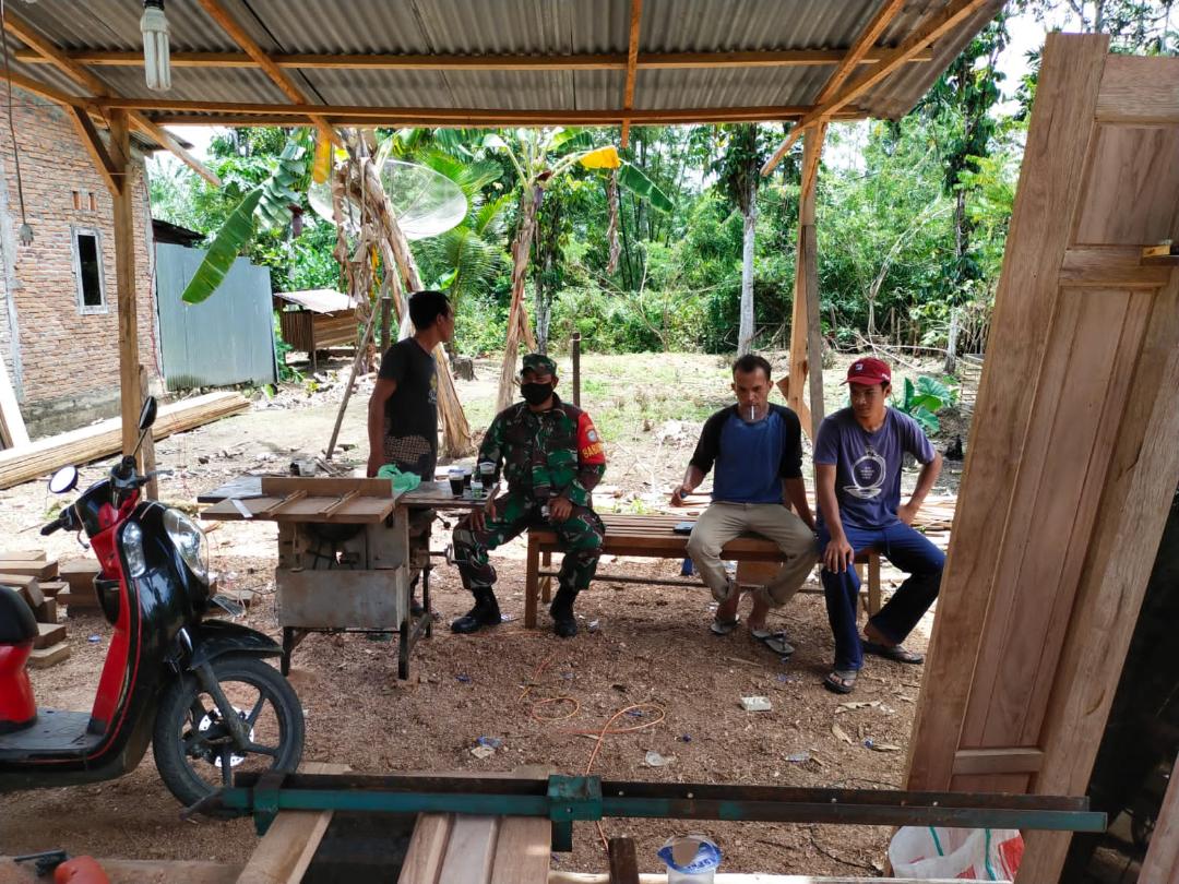 Melalui Sarana Komsos, Serda Husni Beri Motivasi Pelaku Kepada Pelaku UMKM Warga Desa Binaan 