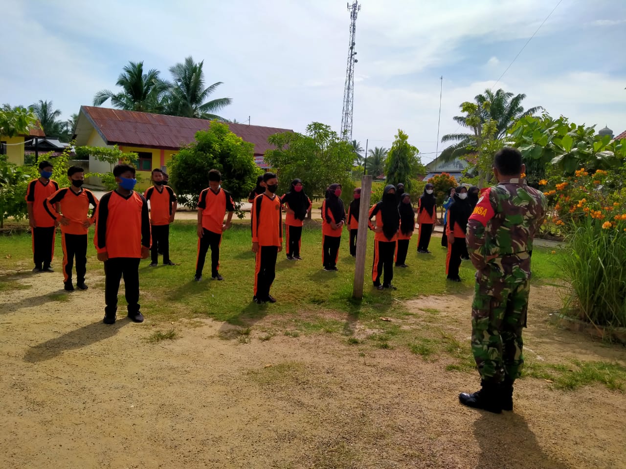 Peduli Kesehatan, Babinsa 09/Nrs Ajak Siswa/i SMP Senam Pagi