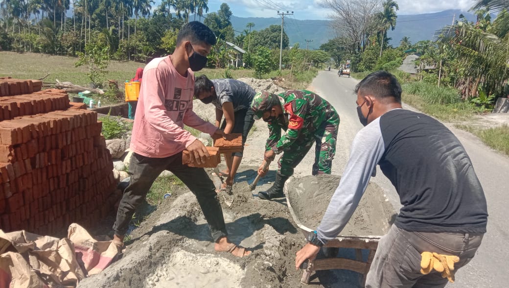 Ringankan Pekerjaan Warga Babinsa Ikut Bangun Rumah
