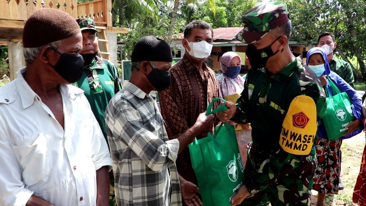 Kapendam IM: Disela-sela Meninjau, Tim Wasev Mabesad Bagikan Sembako Kepada Masyarakat