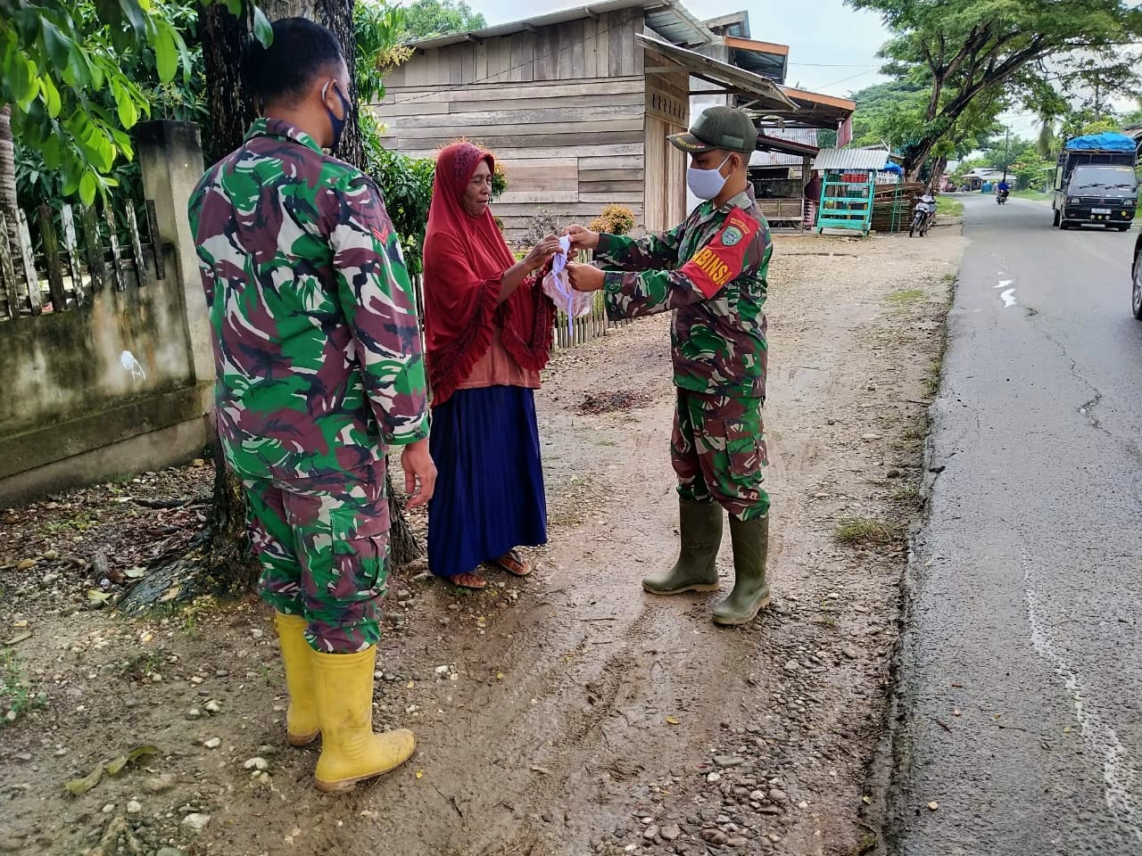 Bagikan Masker Pada Warganya, Babinsa Peureulak Barat Lakukan Sistem Door To Door