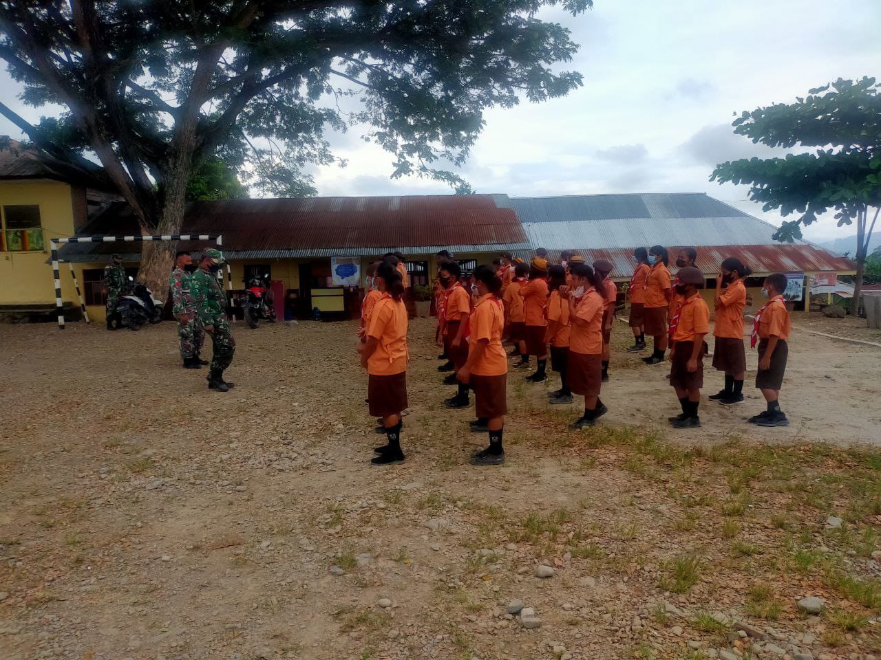 Bersama Pramuka Babinsa Latih Peraturan Baris Berbaris