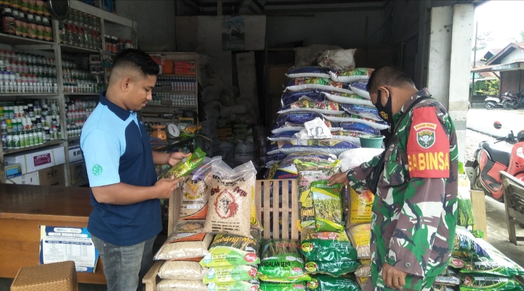 Pastikan Kebutuhan Petani Terpenuhi, Babinsa 21/Mdt Cek Ketersediaan Pupuk dan Bibit Pertanian