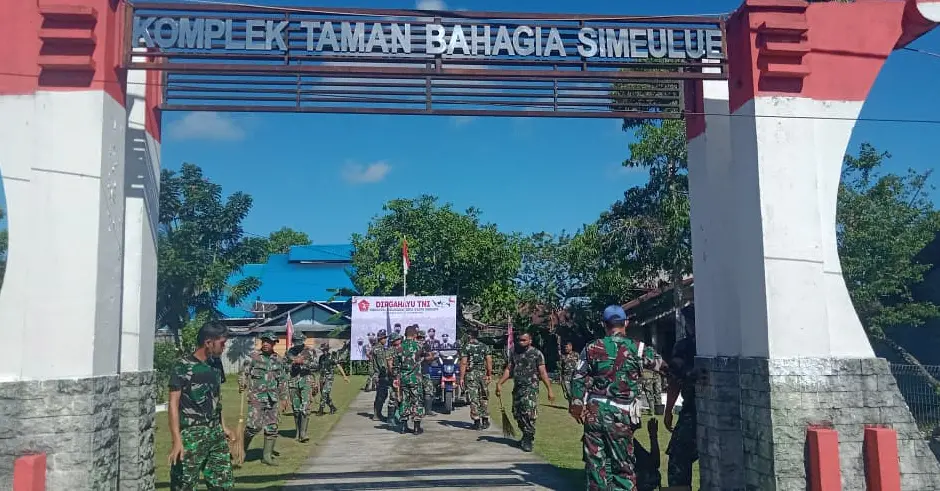 Menjelang HUT TNI KE -76 Kodim 0 115/Simeulue melaksanakan pembersihan di TMP Bahagia