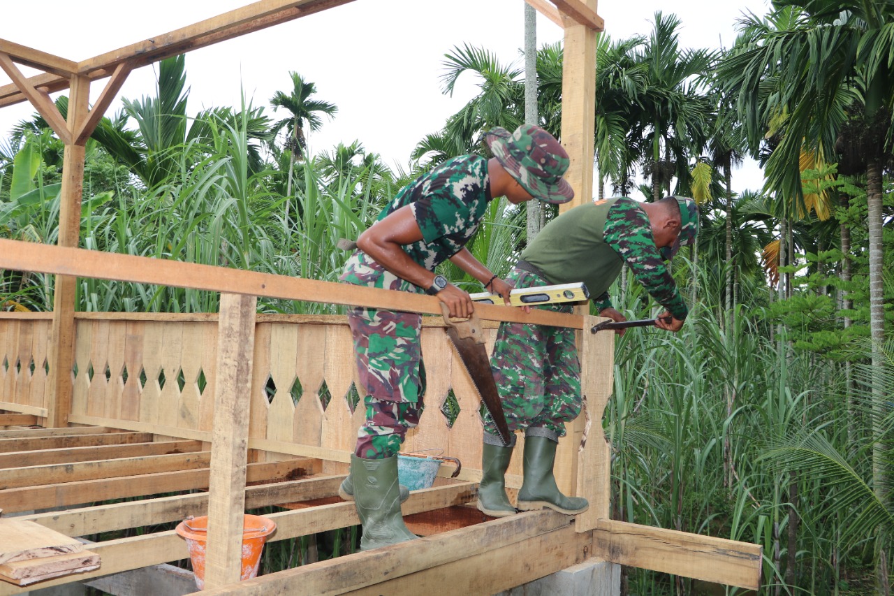 Satgas TMMD 112, Pasang Dinding Motif di Balai Pengajian Darul Kamil Al-Kiram
