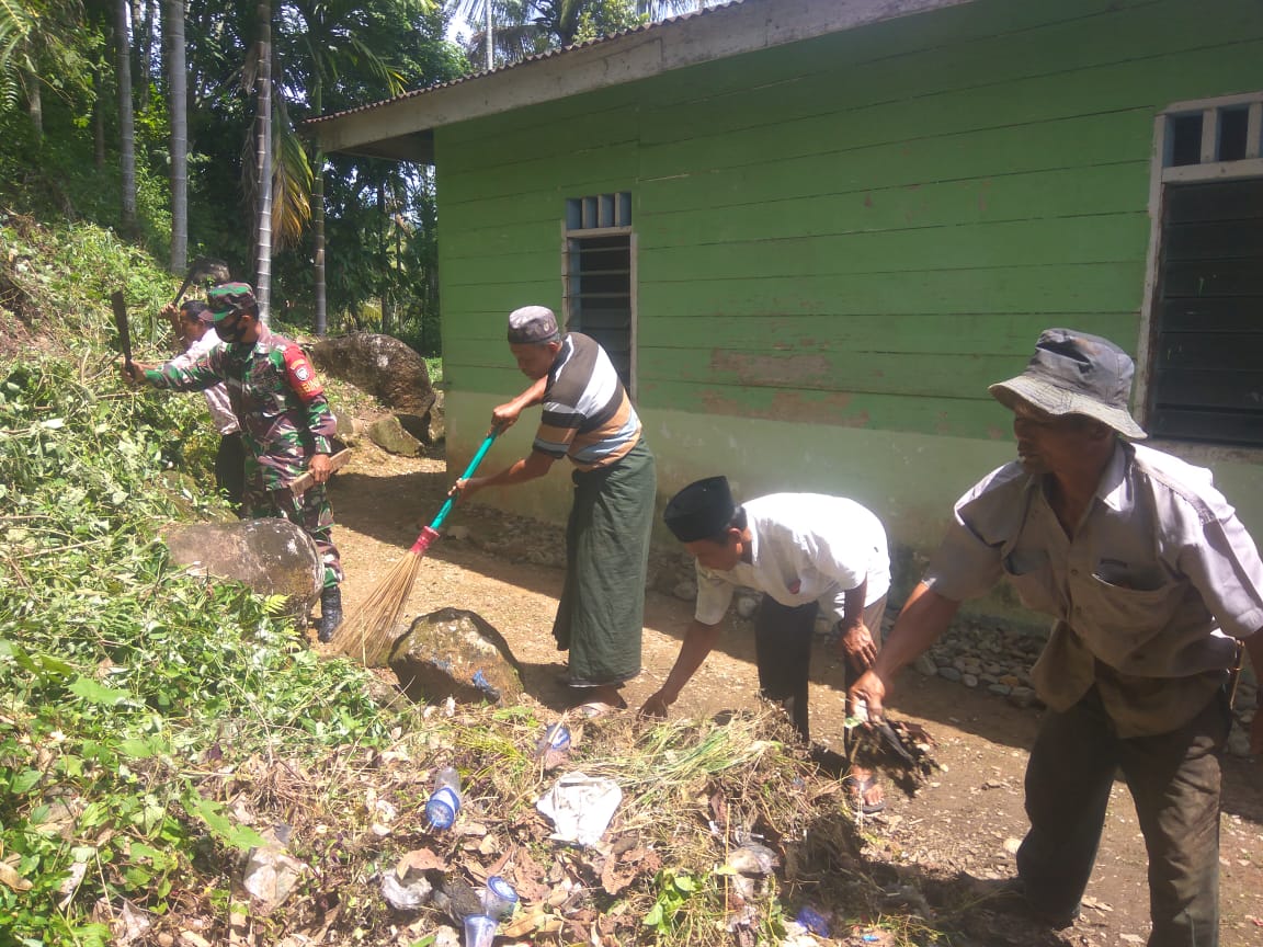 Dengan Semangat Gotong Royong Babinsa Ajak Warga Bersihkan Lingkungan Desa