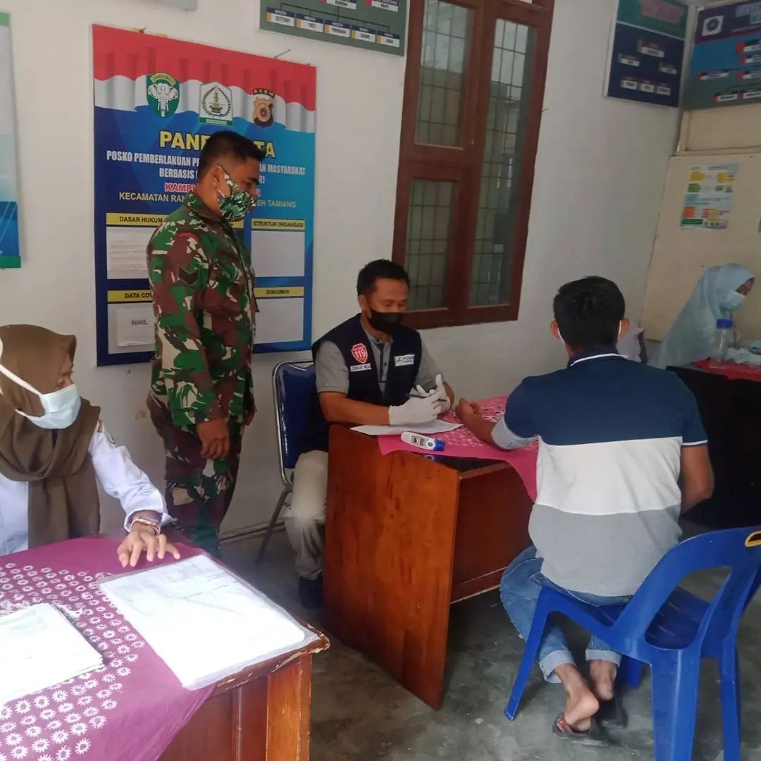 Serka Safrizal Dampingi Warga Binaannya Saat Melaksanakan Vaksinasi Covid – 19