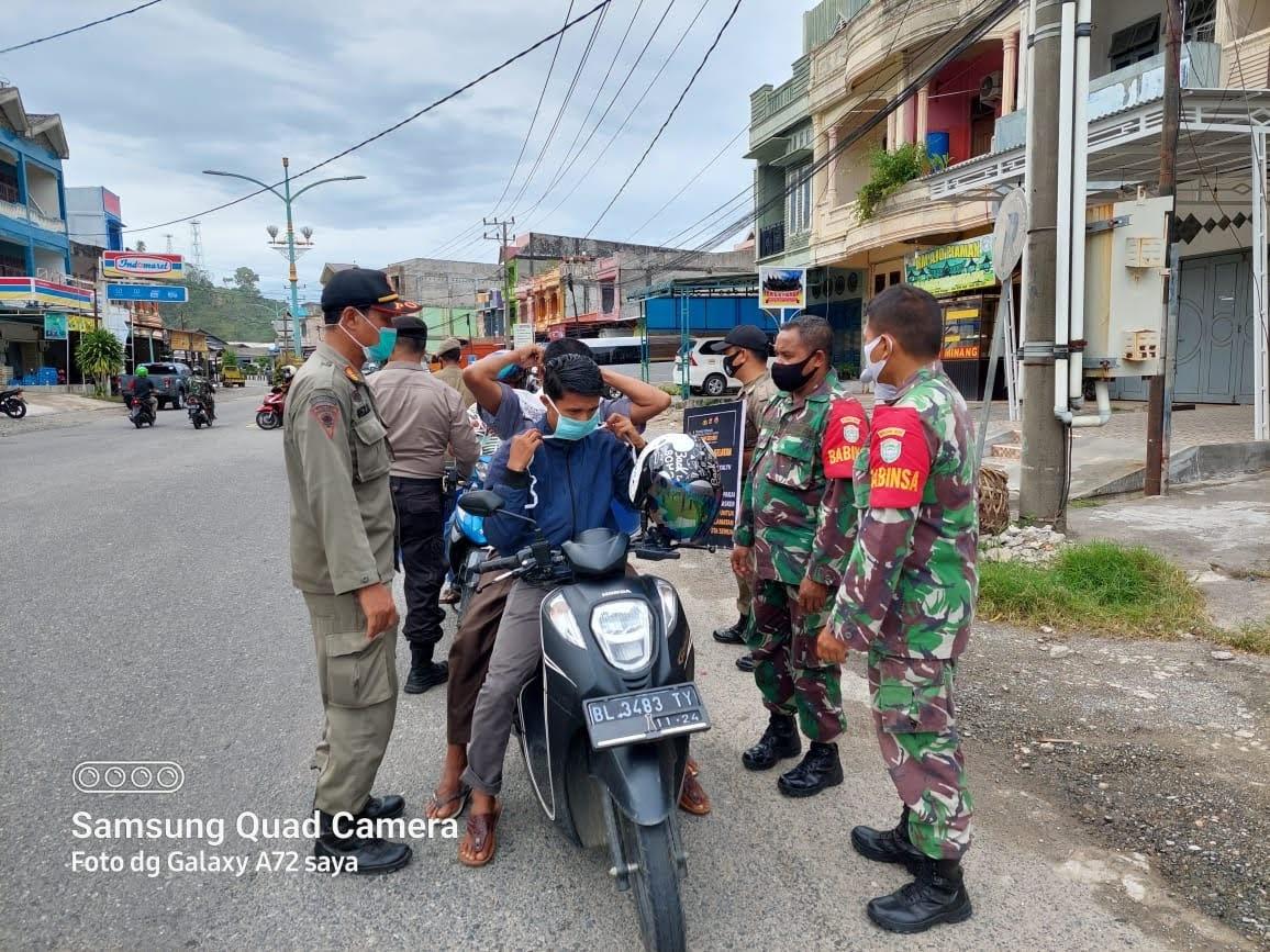 Operasi Yustisi, Personil Gabungan TNI/Polri dan Dinas Terkait Edukasi Warga Tentang Protokol Kesehatan