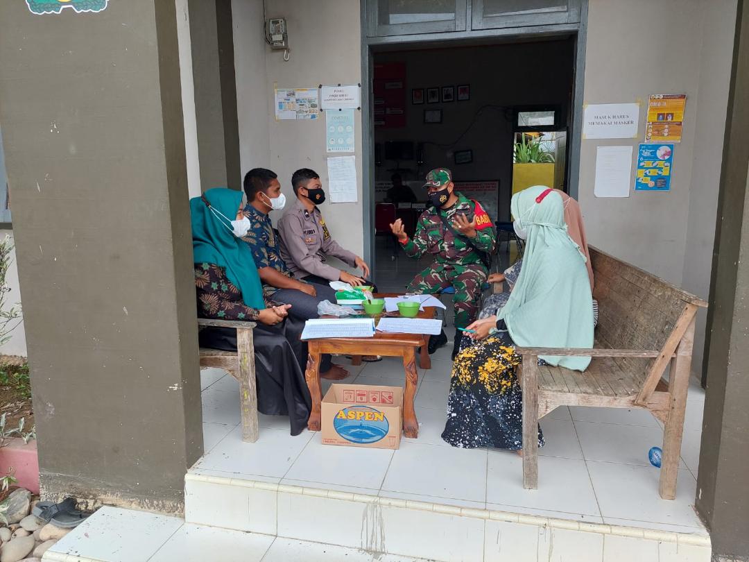 Dengan Metode Komsos, Babinsa 13/KT Perkokoh Sinergitas Dengan Perangkat Desa Dalam Upaya Cegah Covid-19