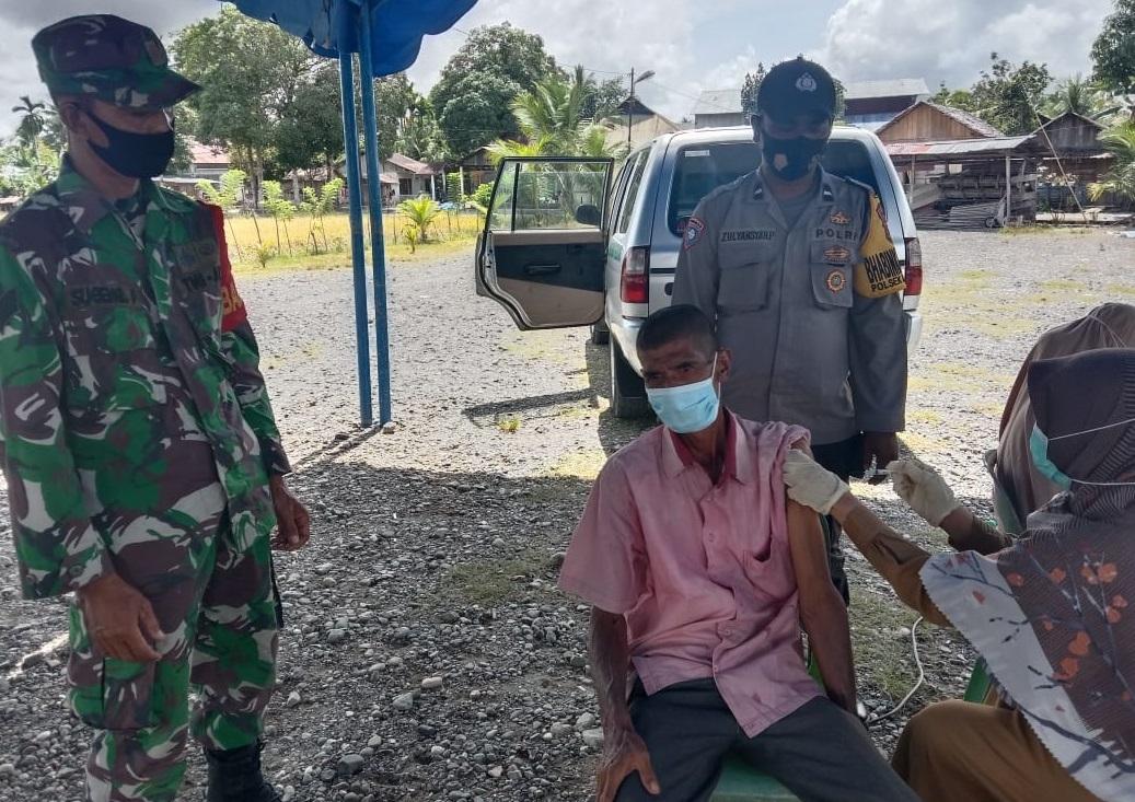 Babinsa Koramil 02/Seunagan Laksanakan kegiatan Vaksinasi pada warga Lansia