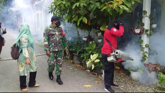 Babinsa Tapaktuan Dampingi Petugas Kesehatan Lakukan Fogging DBD