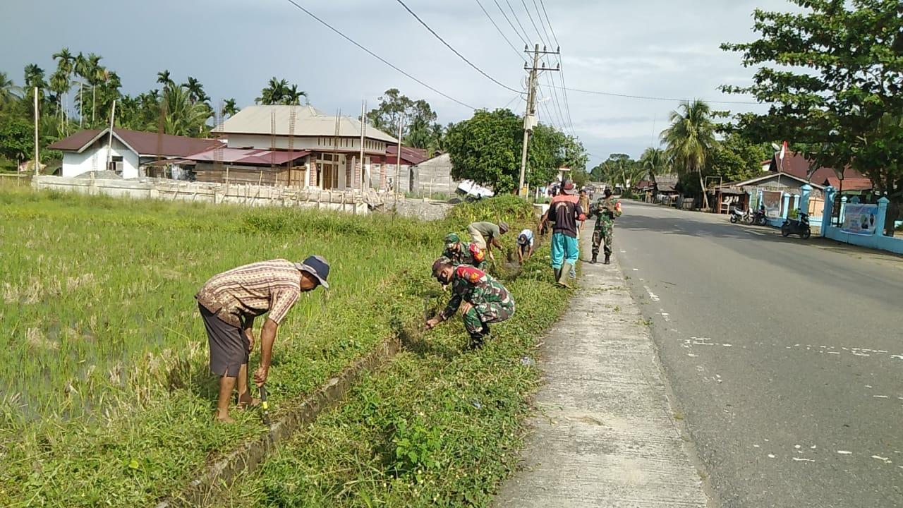 Babinsa Posramil Suka Makmue dan Warga gotong-royong bersihkan saluran air