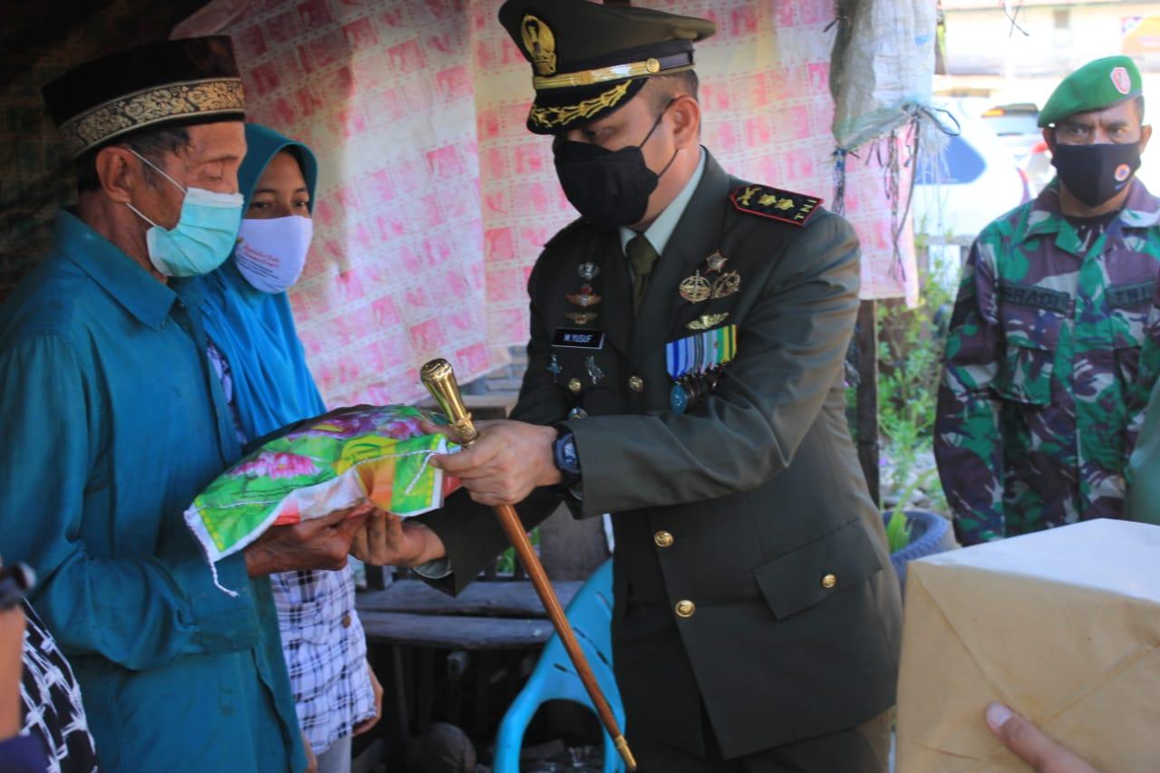 Sambut HUT ke-76 TNI, Kodim Aceh Selatan Gelar Bhakti Sosial Pembagian Sembako dan Pengecetan Pondok Pasantren