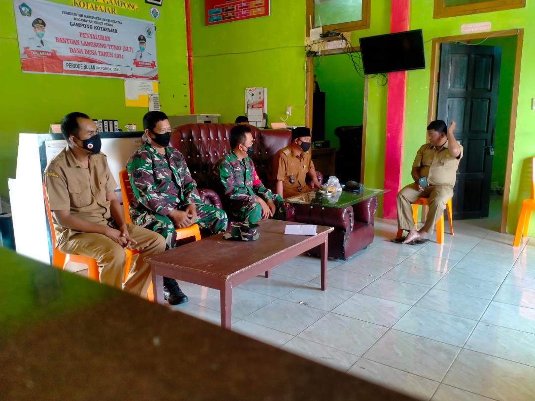 Perkokoh Kerjasama, Batuud dan Babinsa Koramil 06/Kluet Utara Komsos Dengan Perangkat Desa