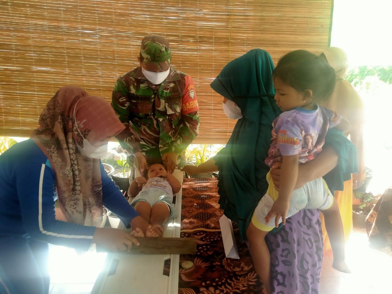 Babinsa Dampingi PKK Pantau Pelaksanaan Posyandu