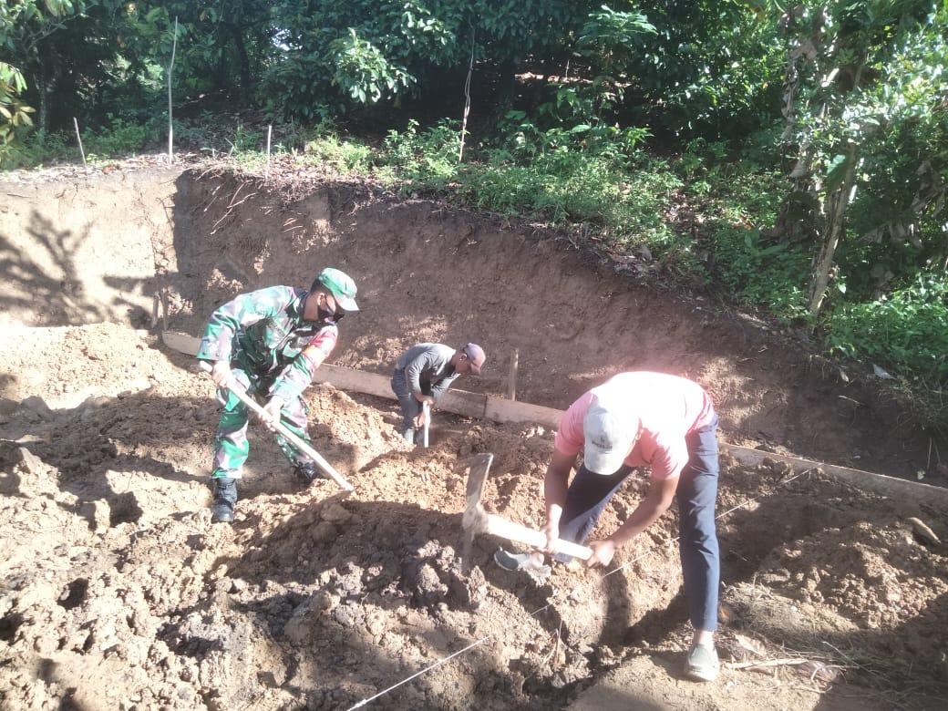 Jadikan Amal Ibadah, Babinsa Bersama Warga Kerja Bakti Buat Tempat Wudhu