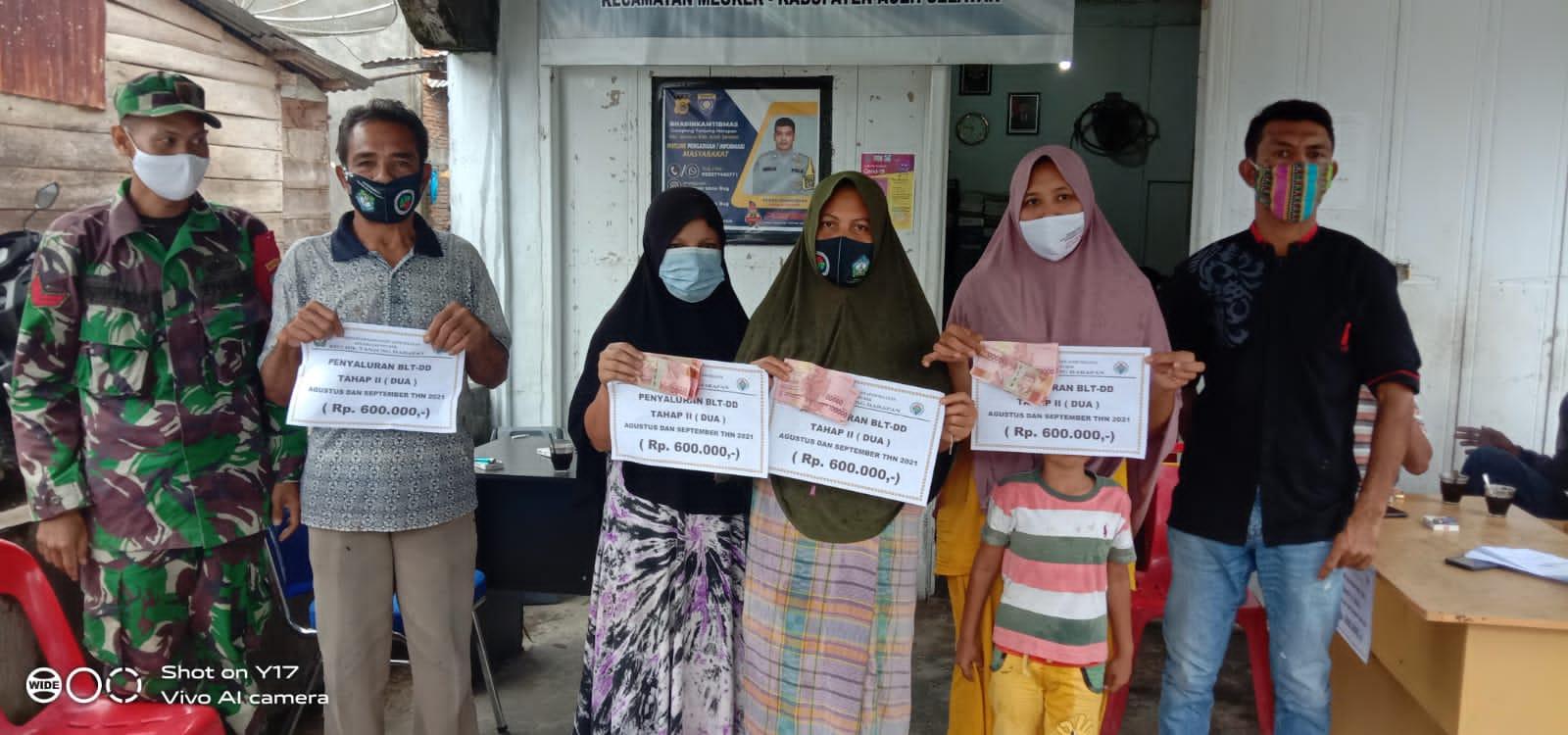Dampingi Penyuran BLT DD di Desa Binaan, Babinsa Himbau Warga Tingkatkan Penerapan Protkes