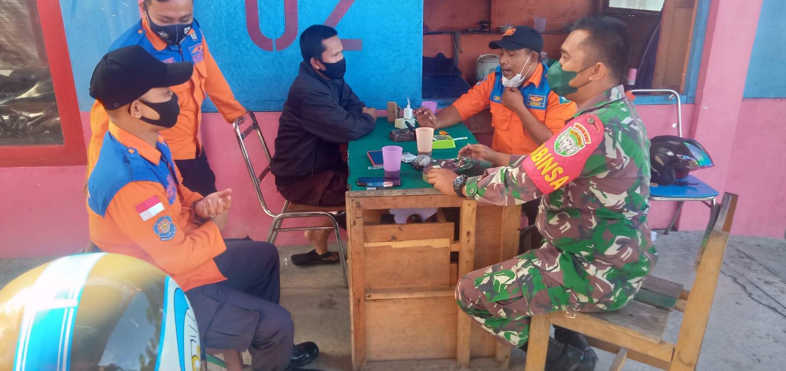 Tingkatkan Sinergitas, Serda Arif Priyanto Jalin Komsos Dengan Petugas BPBD Kecamatan Meukek