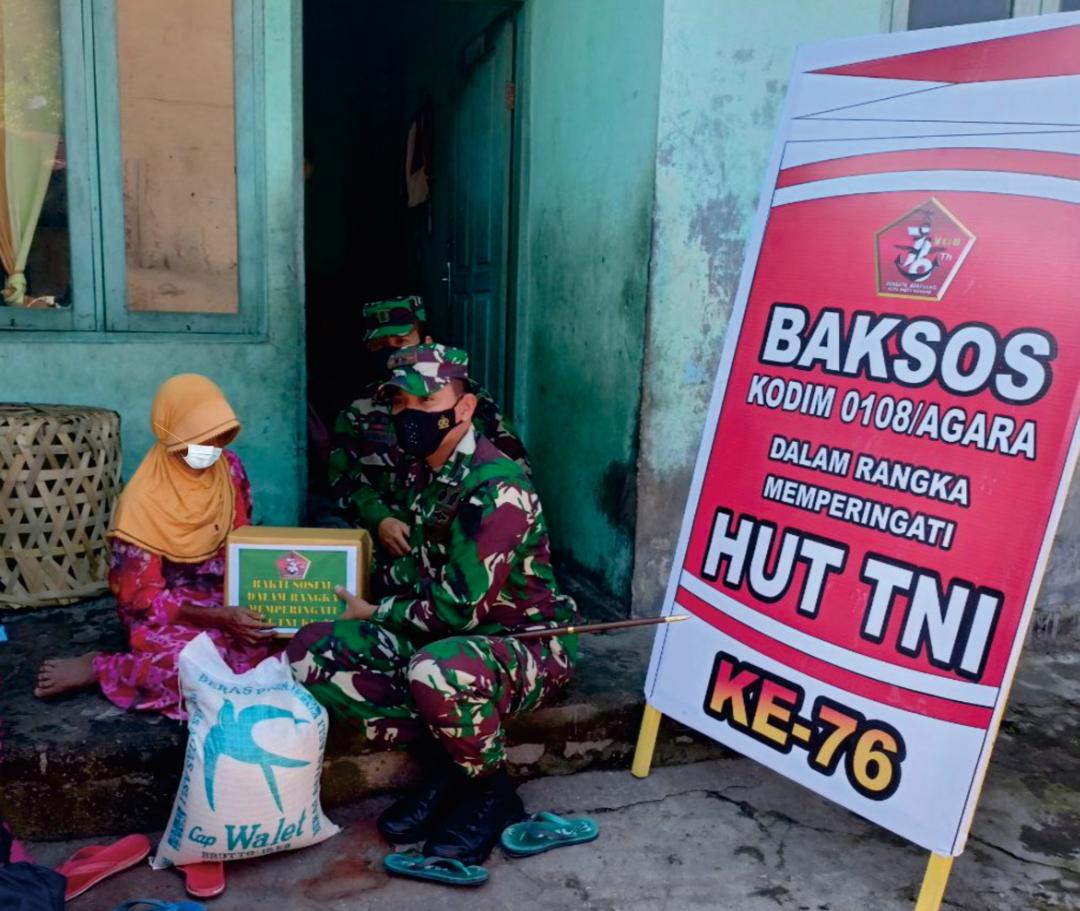 Peduli Bagi Masyarakat Tak Mampu Dandim Agara Bagikan Sembako di Hari HUT TNI-76