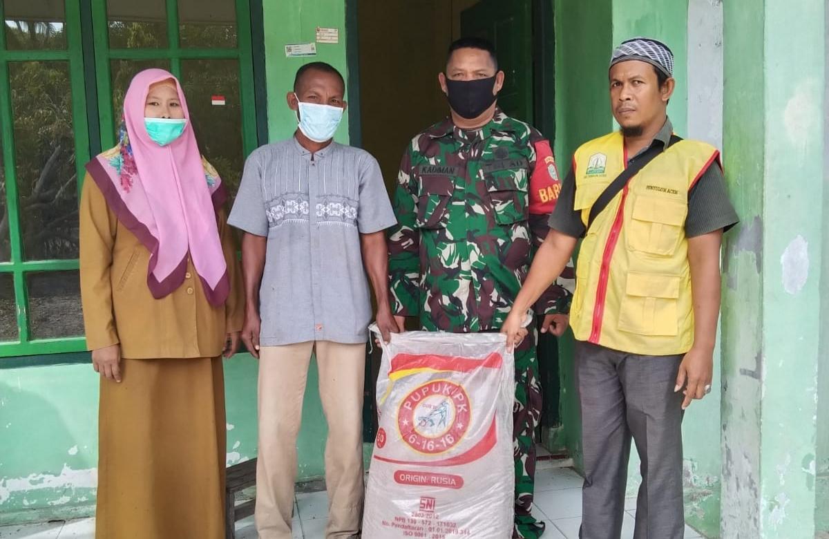 Sukseskan Ketahanan Pangan, Babinsa Koramil 14/Pasie Raja Hadiri dan Dampingi Penyaluran Bibit Jagung Kepada Petani