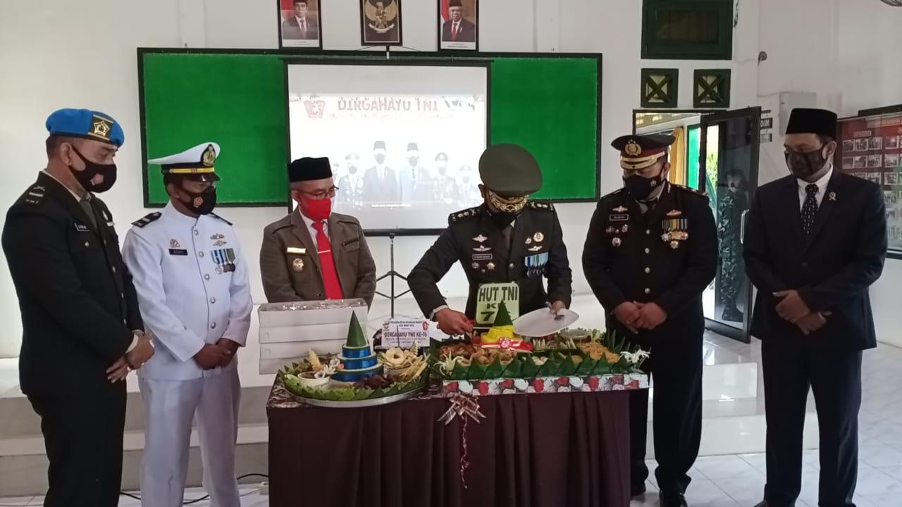 Beri Kejutan HUT TNI, Polres Abdya Geruduk Kodim
