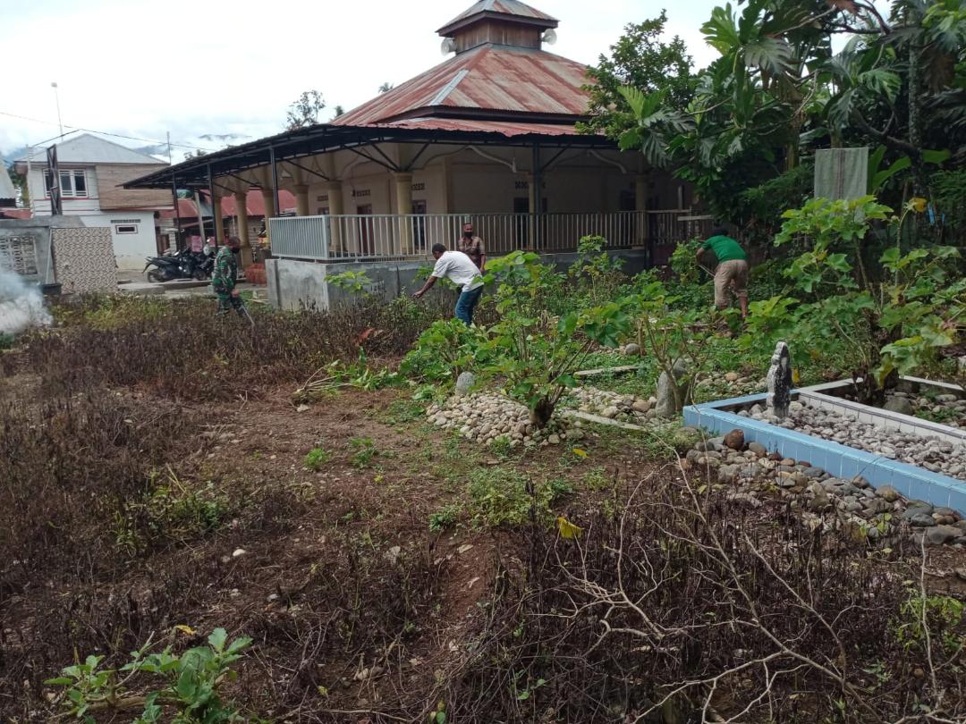 Babinsa Bersama Warga Kerja Bhakti di Masjid Al-Iktihayah