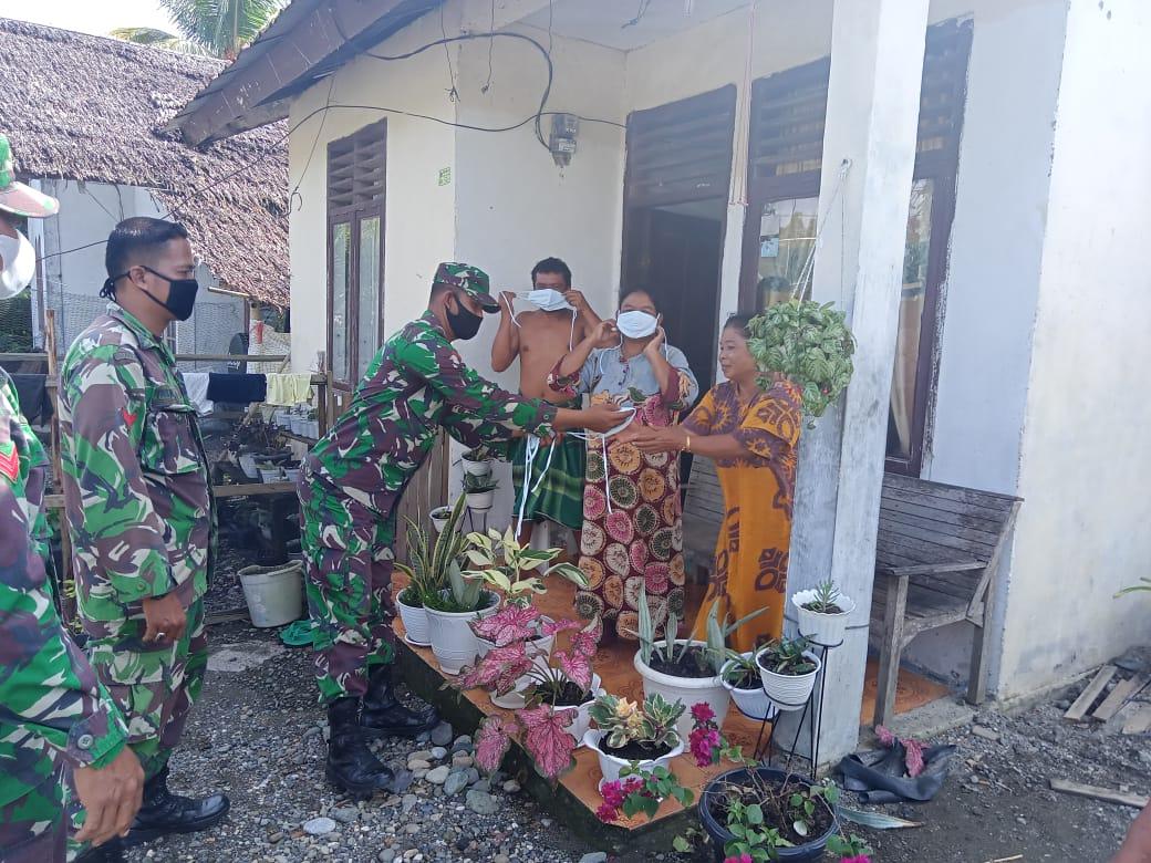 Dari Rumah Ke Rumah Babinsa Koramil03/Seunagan Timur Bagikan Masker Ke Warga Binaan